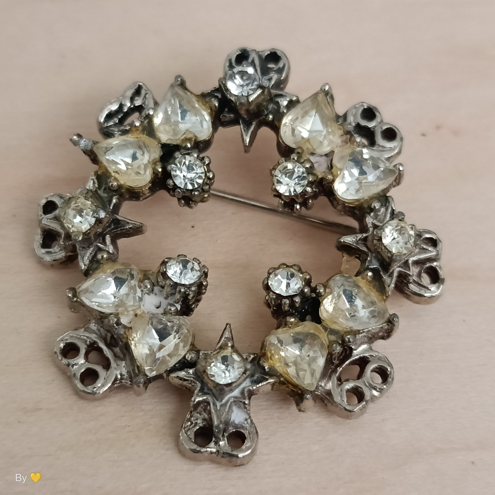 Vintage Crystal Wreath Brooch - Clear and Silver